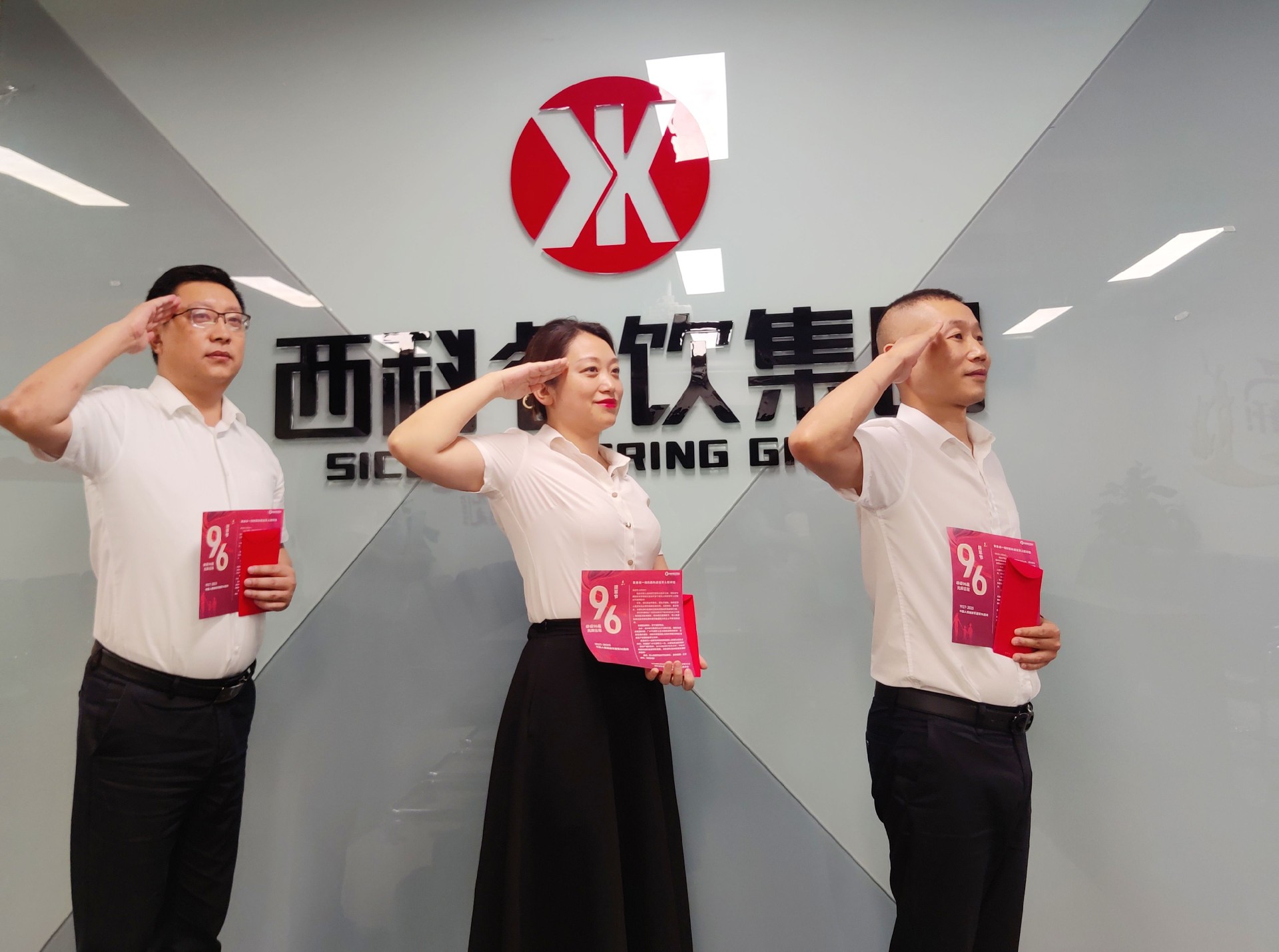 致敬最可爱的人 ——凯时娱乐餐饮治理集团建军节慰问在岗退役武士职工